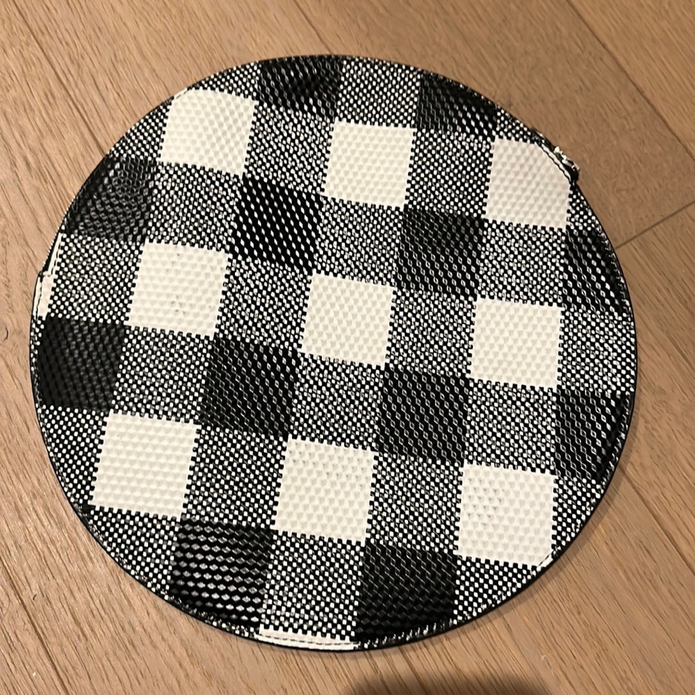 Circle zip pouch clutch